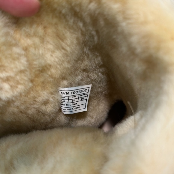 Ugg Dylyn short boot size 9 - Picture 10 of 14